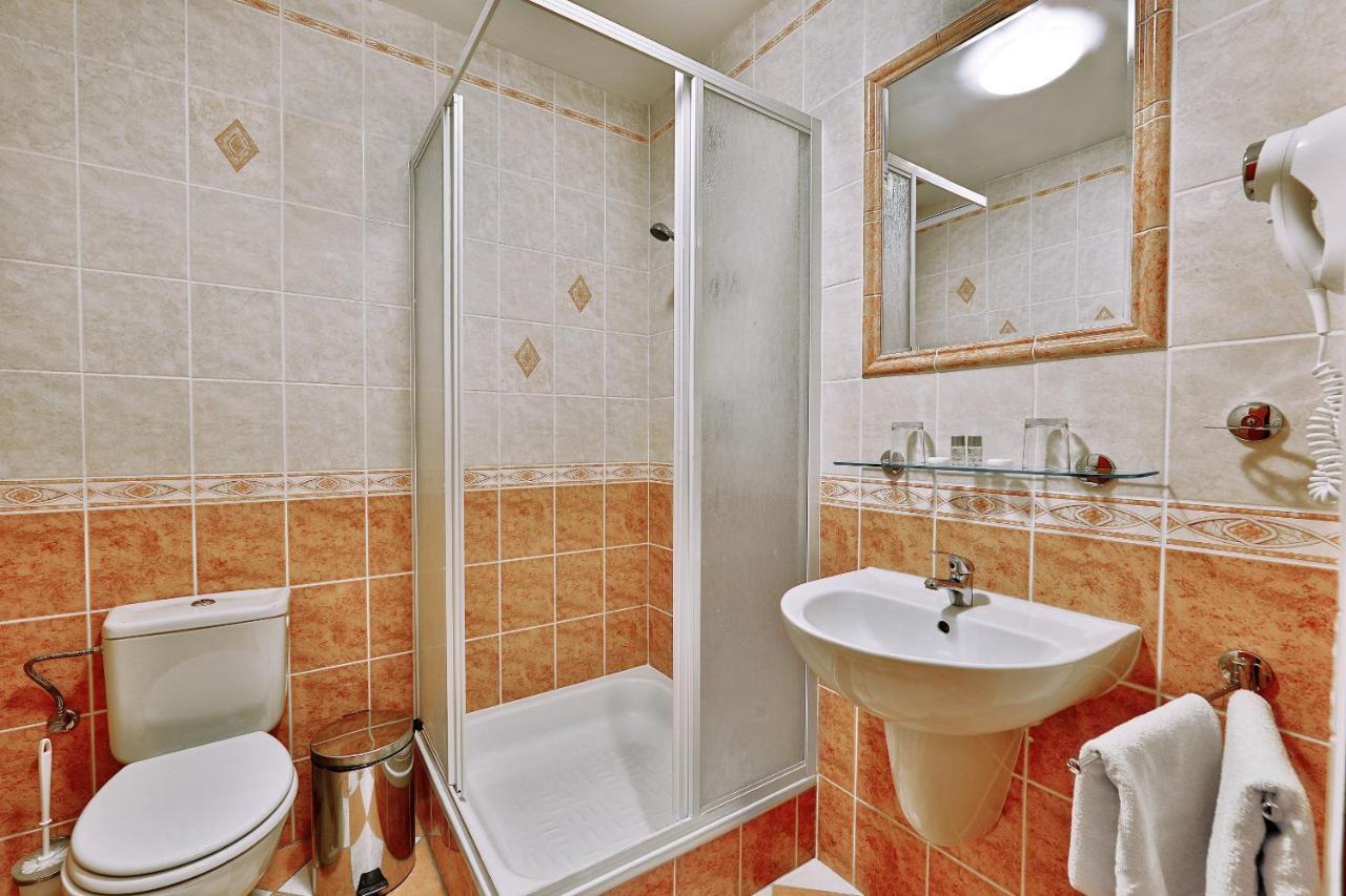 Attic Hotel Praha Bagian luar foto