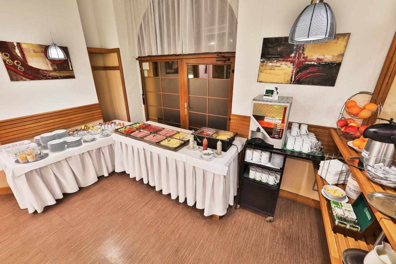 Attic Hotel Praha Bagian luar foto